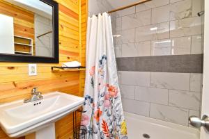 Bilik mandi di Suns Out Steps to Beach w Private Pool in Cherry Grove