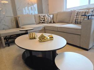 a living room with a couch and a table at Magnifico apartamento en Avenida Balboa #6 in Panama City +69 photos