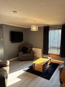 ein Wohnzimmer mit einer Couch und einem Couchtisch in der Unterkunft Forbela House in Fort William + 2 Fotos