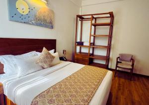 阿努拉德普勒Diyakawa Boutique Hotel的一间卧室配有一张带梯子和椅子的床