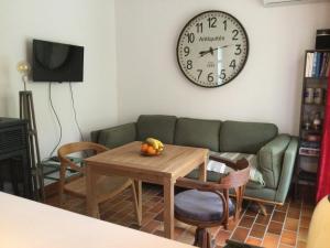 Posezení v ubytování Bastidon provençal dans domaine naturiste