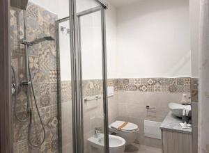 une salle de bain avec une douche, des toilettes et un lavabo dans l'établissement Alla corte degli dei, à Tropea