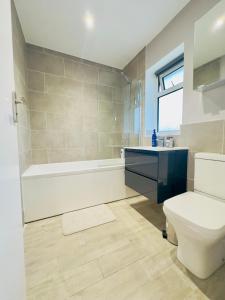 Ένα μπάνιο στο 77Co-Guesthouse by Bexleyheath