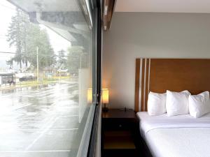 Postel nebo postele na pokoji v ubytování Departure Bay Motel
