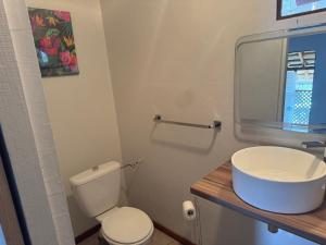 La FoaにあるLe Fautauaの白いトイレと洗面台のあるバスルーム
