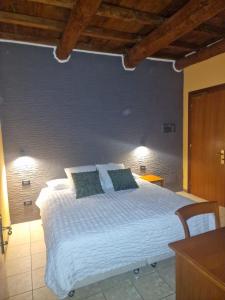 A bed or beds in a room at Hotel Fondo Catena