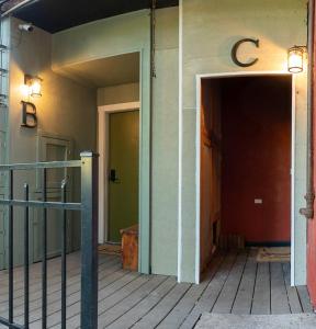 eine offene Tür zu einem Gebäude mit einer Terrasse in der Unterkunft Downtown Eureka, 1 Queen bed, full kitchen, free parking in Eureka Springs