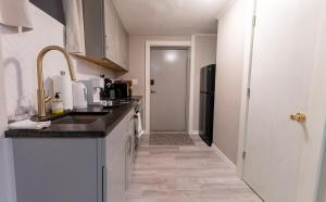 Кухня или мини-кухня в Downtown Eureka, 1 Queen bed, full kitchen, free parking
