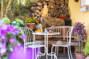 - une table et des chaises sur une terrasse fleurie dans l'établissement Hotel Fontana - ADULTS ONLY, à Bad Breisig