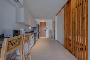 Kuchyň nebo kuchyňský kout v ubytování Chic 1 BR with private jacuzzi
