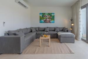 Posezení v ubytování Chic 1 BR with private jacuzzi