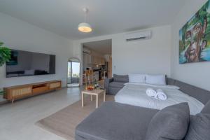 TV a/nebo společenská místnost v ubytování Chic 1 BR with private jacuzzi