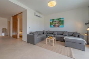 Posezení v ubytování Chic 1 BR with private jacuzzi