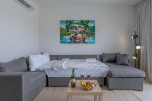 Posezení v ubytování Chic 1 BR with private jacuzzi