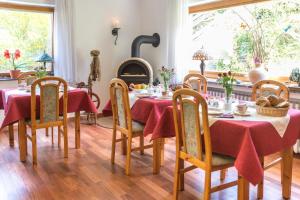 ein Esszimmer mit Tisch und Kamin in der Unterkunft Hotel Fontana - ADULTS ONLY in Bad Breisig