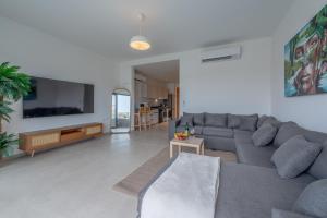 Posezení v ubytování Chic 1 BR with private jacuzzi