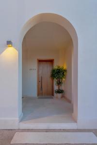 Fotografie z fotogalerie ubytování Chic 1 BR with private jacuzzi v destinaci Banī Ghālib