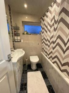 Ένα μπάνιο στο Cosy 3 Bedroom House in Luton