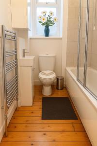 Ένα μπάνιο στο Comfy 2BR Flat - Near City Centre - Great Value Stay & Free Parking
