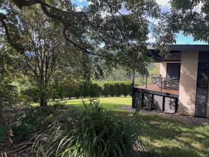 Palm Grove幽静雨林度假酒店的侧面有露台的房子