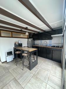Kuchyň nebo kuchyňský kout v ubytování Loft en Quintero