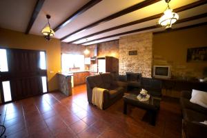 a living room with a couch and a table at El Rincón de Castilla in Puerto de Béjar