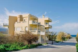 un edificio amarillo al lado de una carretera en Mary's modern apartment, en Kissamos