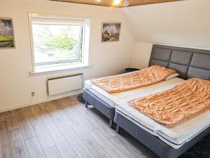 Øster Asselsにある8 person holiday home in Øster Assels-By Traumのベッドと窓のある寝室