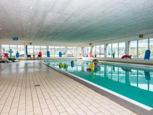 Bazén v ubytování 4 person holiday home on a holiday park in Ringkøbing nebo v jeho okolí