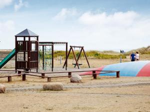 セビーにある6 person holiday home on a holiday park in Sæbyの遊び場付き公園