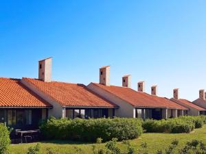 セビーにある6 person holiday home on a holiday park in Sæbyの赤屋根の家並み