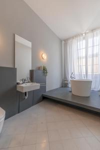 A bathroom at CHARM EL MALTA - Spacious 1BR Apartment Még 33 kép