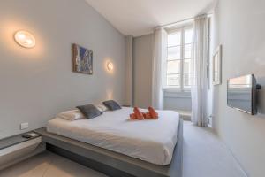 A bed or beds in a room at CHARM EL MALTA - Spacious 1BR Apartment