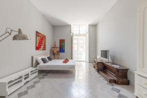 A television and/or entertainment centre at CHARM EL MALTA - Spacious 1BR Apartment