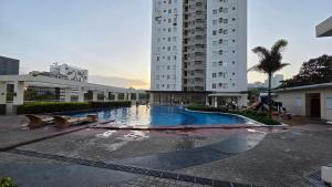 宿务Cozy Studio Apartment at Cebu IT Park的建筑物中间的游泳池