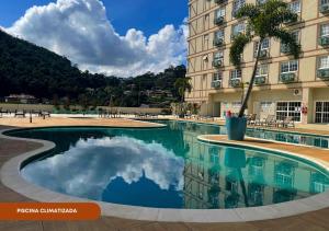 Bazén v ubytování Loft luxuoso na Serra - Granja Brasil Resort Itaipava nebo v jeho okolí