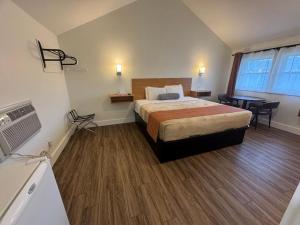 Postel nebo postele na pokoji v ubytování Studio Motel of Lake George