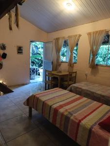 Ένα ή περισσότερα κρεβάτια σε δωμάτιο στο Itacaré Hospeda 01
