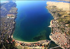 una vista aerea di un grande corpo idrico di Apartments Vuleta a Pag