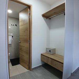 bagno con doccia e porta con forno a microonde di Apartaestudio Moderno a Cali