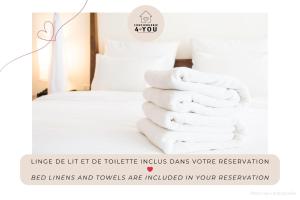 En eller flere senge i et værelse på Appartement terrasse vue mer et piscine