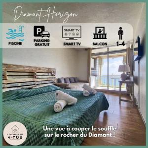 una camera da letto con un letto con asciugamani sopra di Appartement terrasse vue mer et piscine a Le Diamant