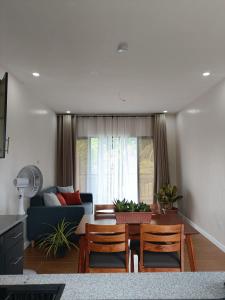 Χώρος καθιστικού στο Nicholsons Apartments +15 φωτογραφίες