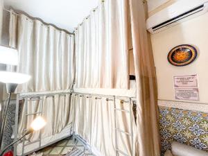 Voodi või voodid majutusasutuse Sun Hostel toas
