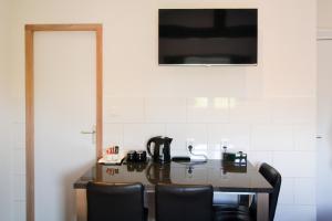 TV a/nebo společenská místnost v ubytování Hotel Bienvenue