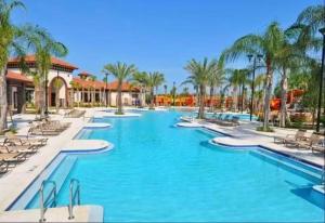 Бассейн в Elegant King or Queen Suite Rooms -Private Bath-5 Star Resort-Pool-SPA-Club-Disney-Water Park-WiFi-Smart TV или поблизости