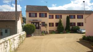 Gallery image of Le Merle Blanc Hôtel Logis in Digoin
