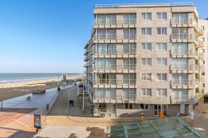 a building on the beach next to the ocean at Idesende 2-0203 P in Sint-Idesbald