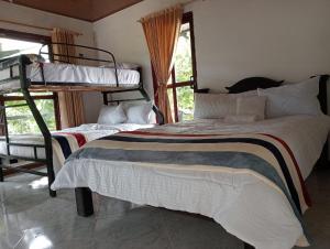 Rúm í herbergi á Curitagua Hotel Campestre +37 myndir