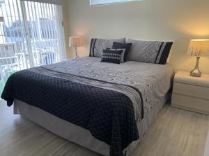 una camera da letto con un letto e una grande finestra di Ideal Location On A Golf Complex a Haines City